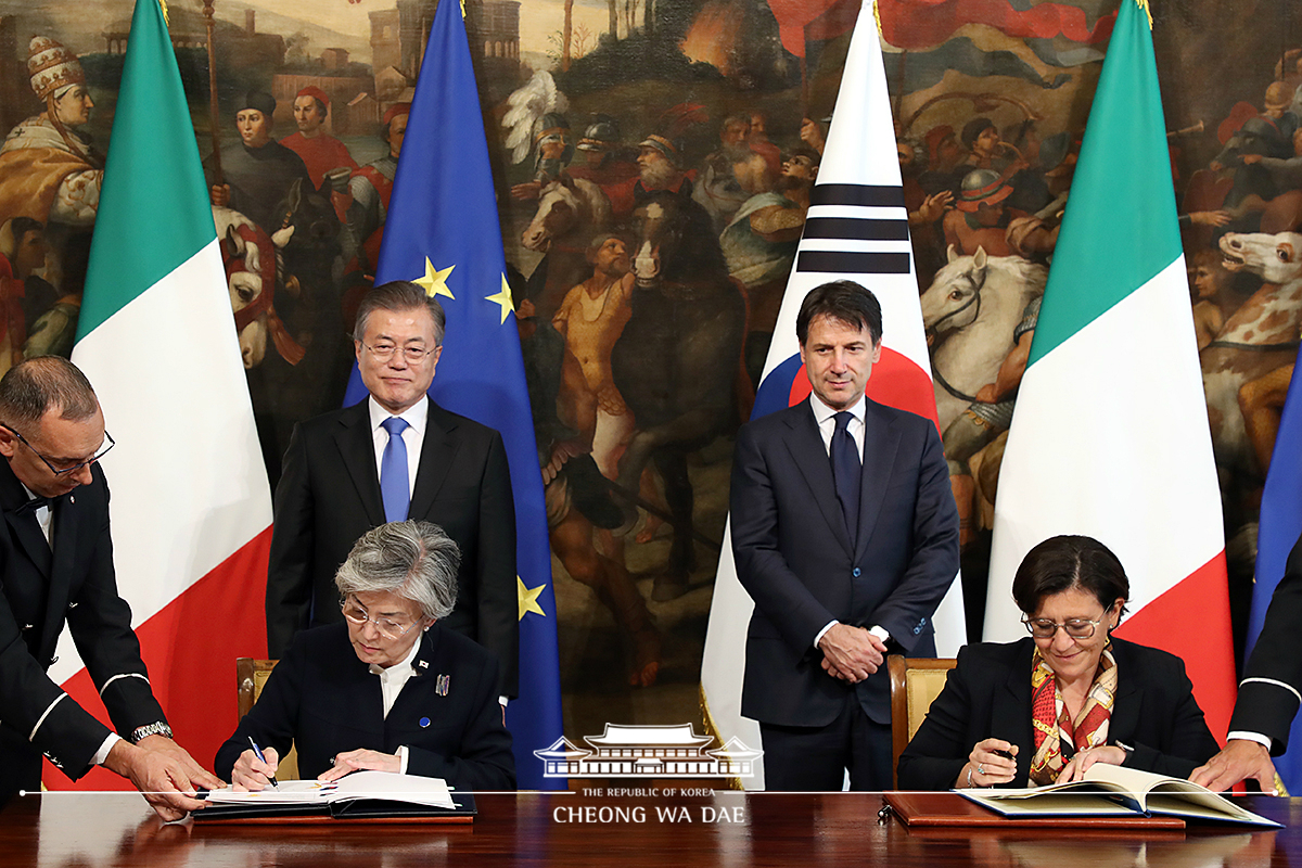 Attending an MOU signing ceremony between Korea and Italy 