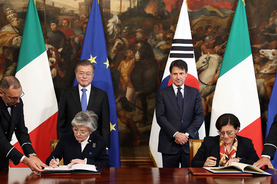 President Moon Jae-in and Italian Prime Minister Giuseppe Conte watch on as their representative ministers sign bilateral agreements dealing with cooperation on energy, defense and aeronautics in Rome on Oct. 17.