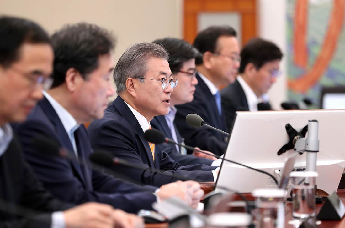 President Moon Jae-in speaks during the weekly Cabinet meeting at Cheong Wa Dae on Oct. 23 (Cheong Wa Dae)