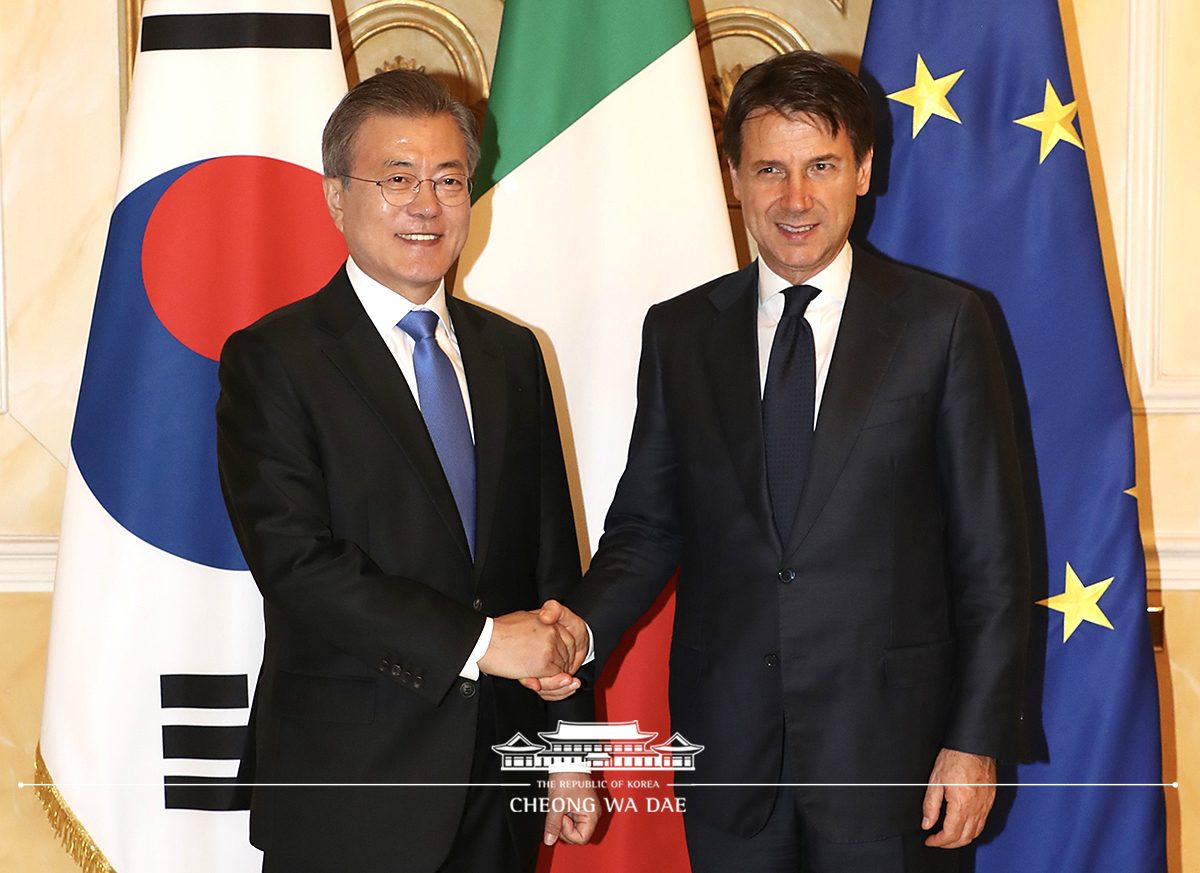 Attending the official welcoming ceremony with Italian Prime Minister Giuseppe Conte 