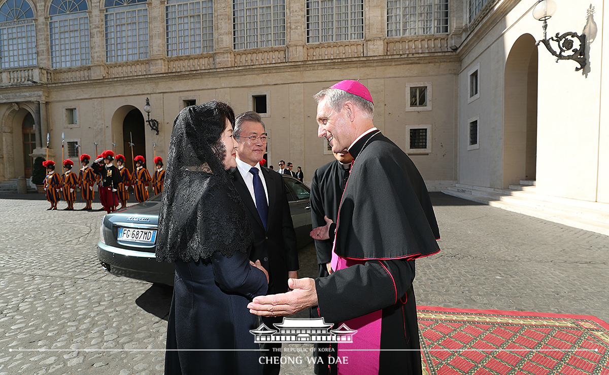 Attending a welcoming ceremony at the Apostolic Palace of the Vatican 