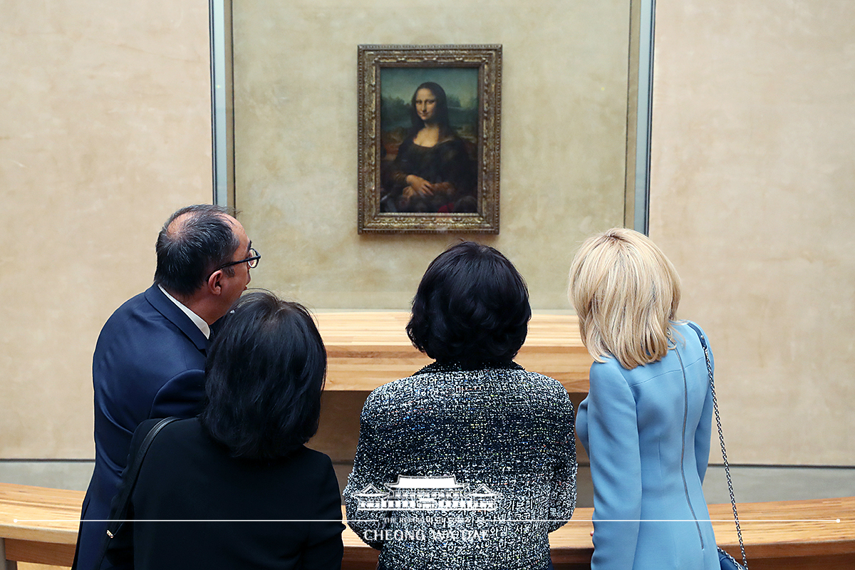 First Lady Kim Jung-sook and French First Lady Brigitte Macron taking a tour of the Louvre in Paris 