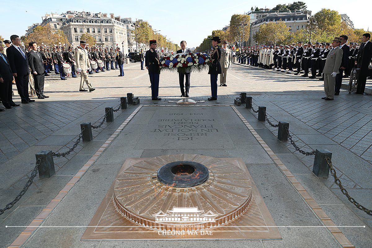 Attending the official welcoming ceremony at the Arc de Triomphe and laying a wreath at the Tomb of the Unknown Soldier 