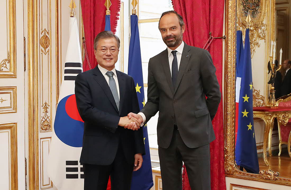 President Moon Jae-in shakes hands with French Prime Minister Edouard Philippe at the official residence of the French Prime Minister on Oct. 16.