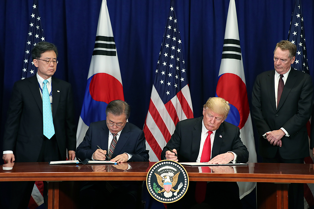 Signing an amendment to the Korea-U.S. Free Trade Agreement