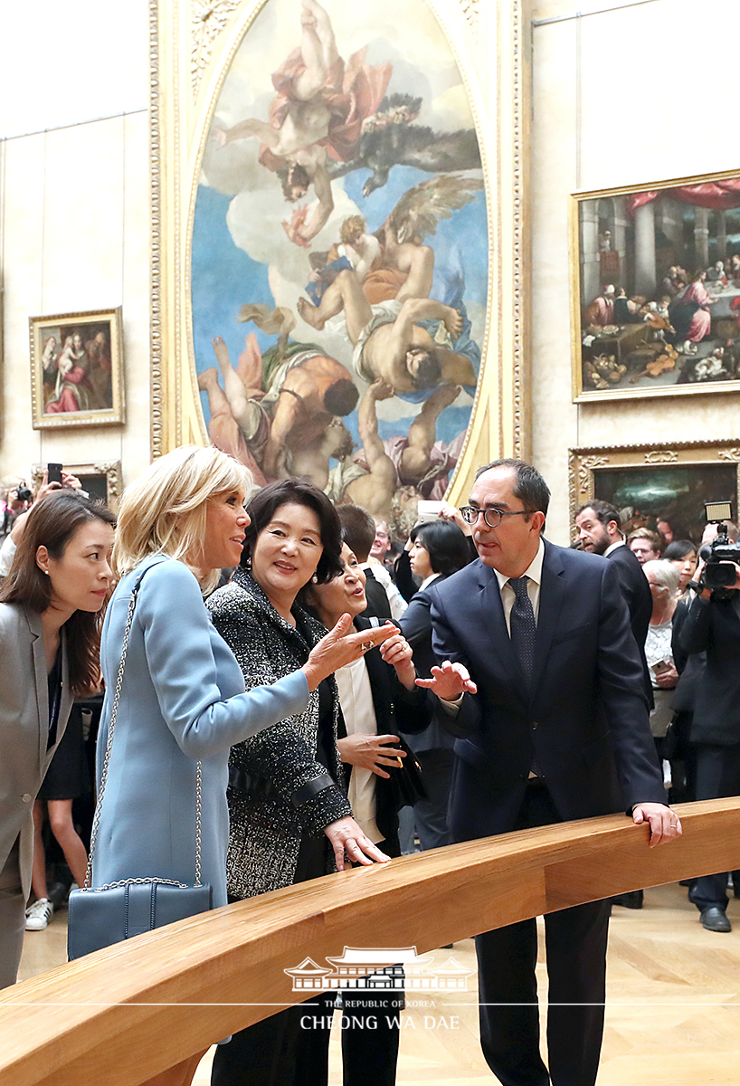 First Lady Kim Jung-sook and French First Lady Brigitte Macron taking a tour of the Louvre in Paris 