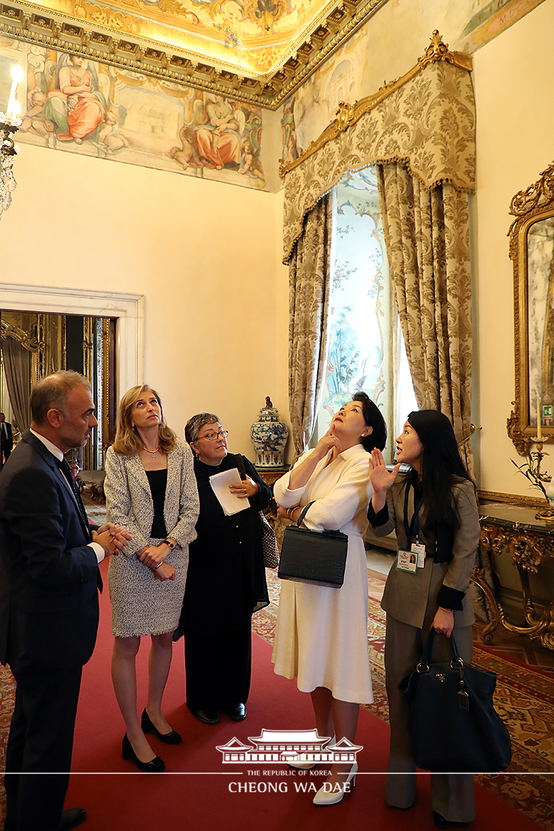 First Lady Kim Jung-sook meeting with Laura Mattarella, the daughter of Italian President Sergio Mattarella 