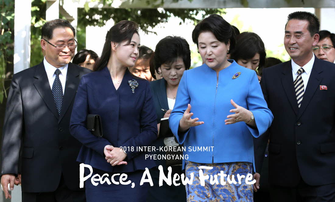 First lady Kim Jung-sook and North Korean first lady Ri Sol Ju head for an orchestra performance at the Kim Won-gyun Conservatory, North Korea’s top music college on Sept. 18. (Pyeongyang Press Corps)