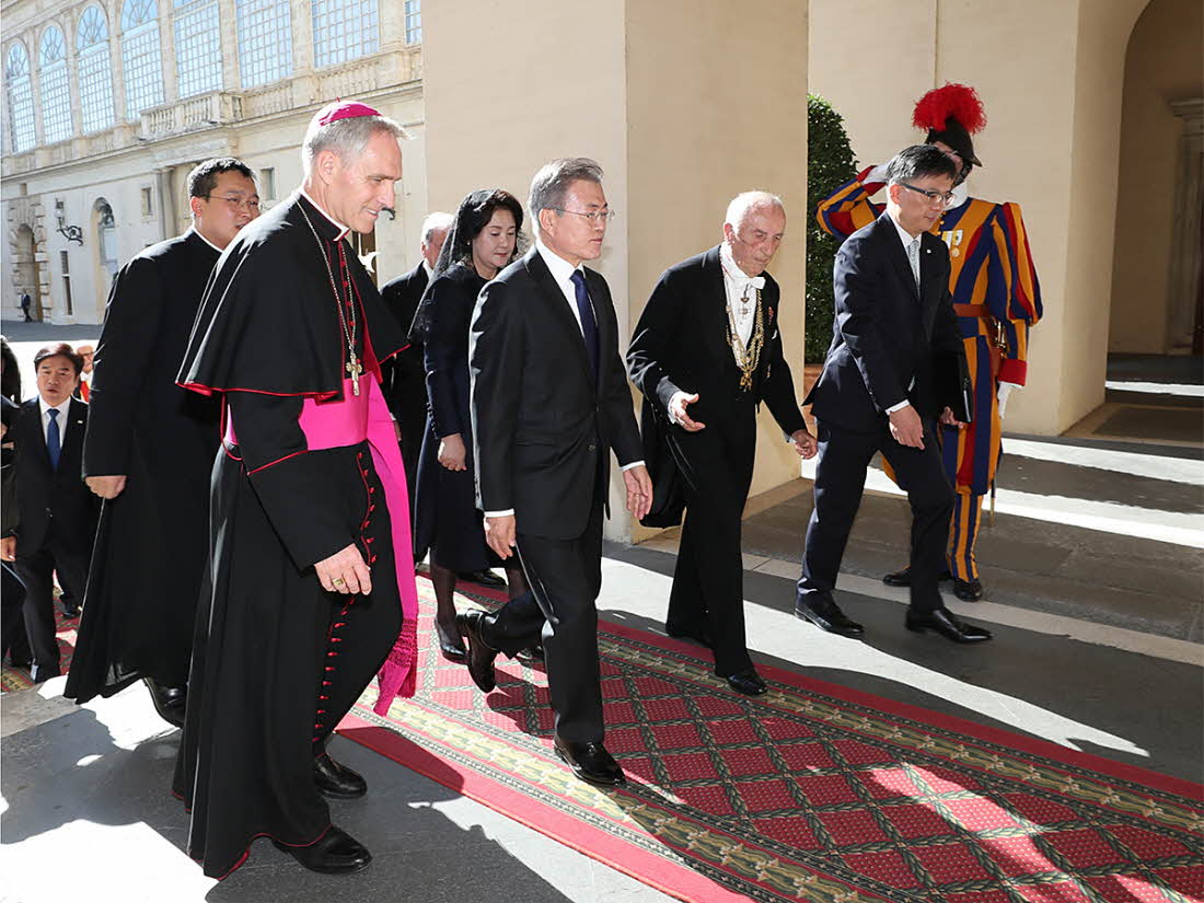 President Moon Jae-in (second from left) and first lady Kim Jung-sook are welcomed by Archbishop Georg Gänswein and officials during their official visit to Vatican.