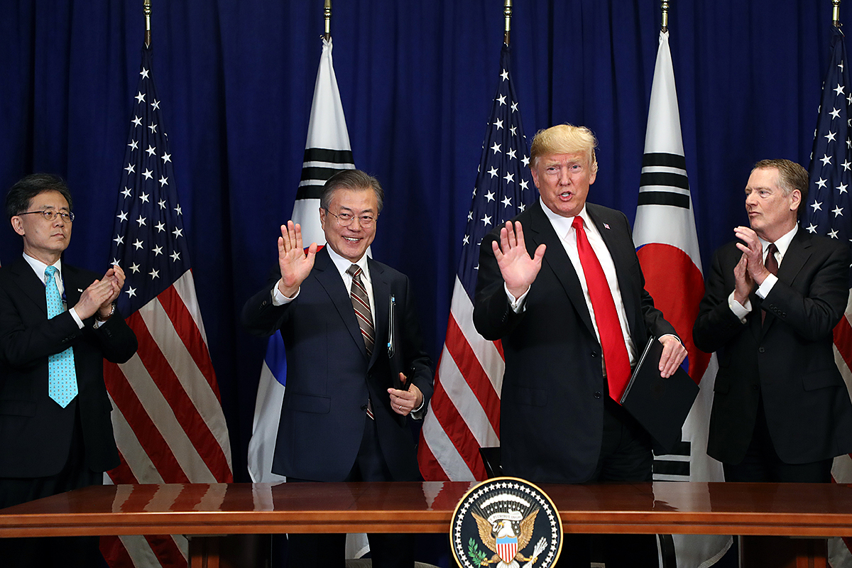 Signing an amendment to the Korea-U.S. Free Trade Agreement