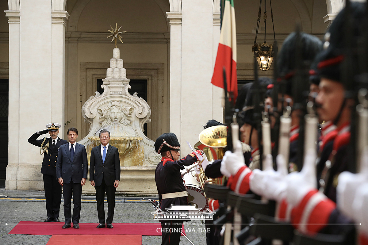 Attending the official welcoming ceremony with Italian Prime Minister Giuseppe Conte 