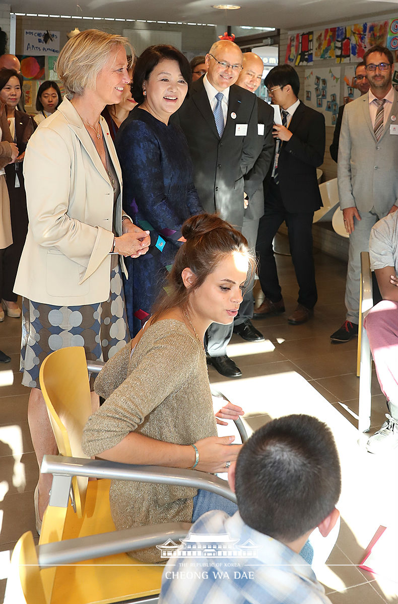 First Lady Kim Jung-sook visiting Notre École, a special school for autistic children 