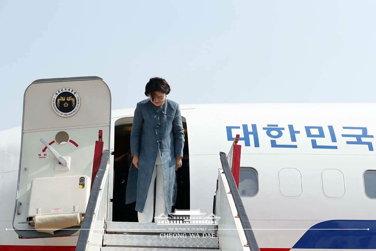 First Lady Kim Jung-sook departing from Chaudhary Charan Singh International Airport in Lucknow 