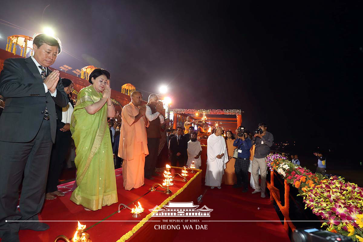 First Lady Kim Jung-sook making congratulatory remarks during the Diwali Festival opening ceremony and participating in a lamp-lighting ceremony in Ayodhya, India 