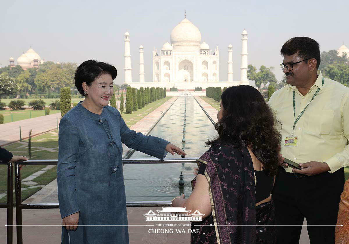 First Lady Kim Jung-sook visiting the Taj Mahal in Agra, 