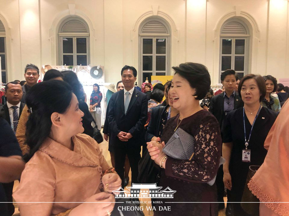 First Lady Kim Jung-sook posing for a commemorative photo during an event for spouses of leaders attending ASEAN-related summits 