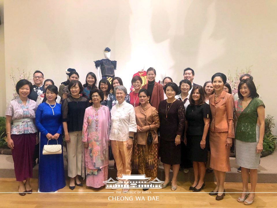 First Lady Kim Jung-sook posing for a commemorative photo during an event for spouses of leaders attending ASEAN-related summits 