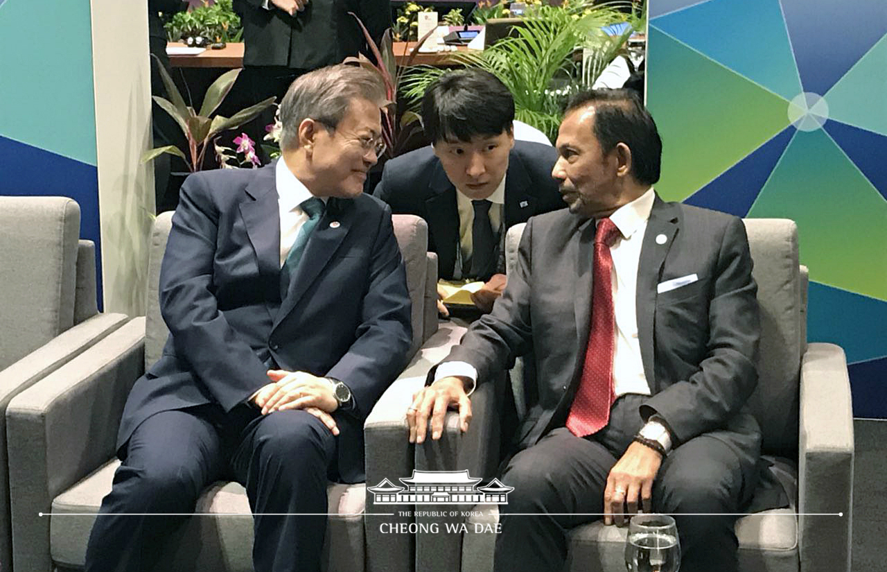 Candid photographs from the ASEAN-related summits and APEC Economic Leaders’ Meeting 