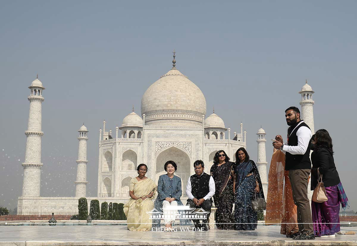 First Lady Kim Jung-sook visiting the Taj Mahal in Agra, 