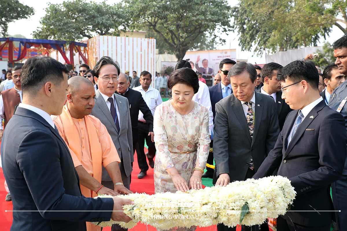 First Lady Kim Jung-sook laying a wreath at the memorial of Queen Huh 