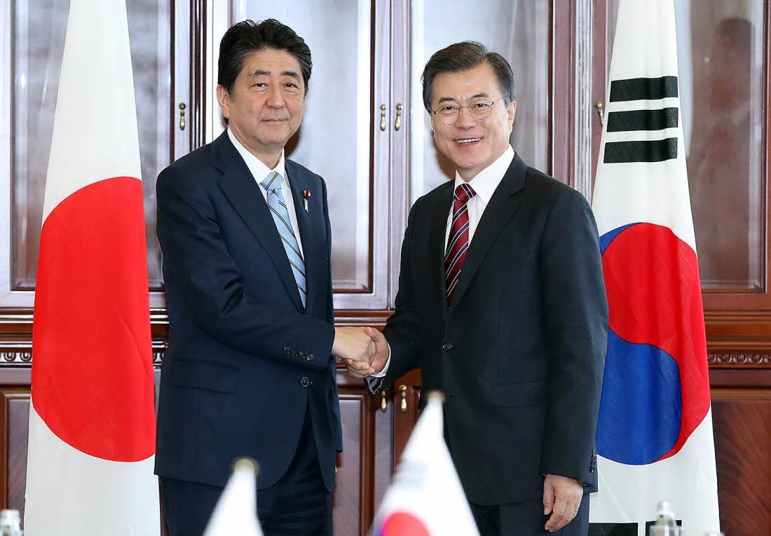 President Moon Jae-in (right) and Japanese Prime Minister Shinzo Abe on Sept. 25 shake hands ahead of bilateral talks held at the Parker New York Hotel in New York. (Cheong Wa Dae)