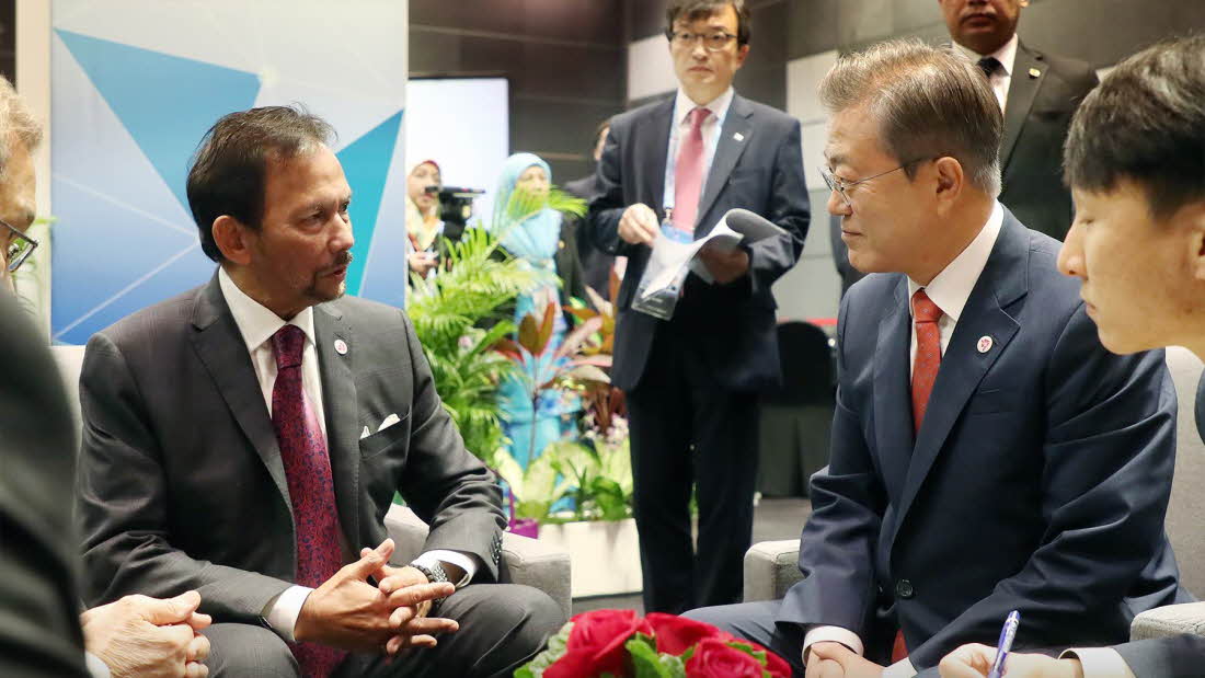 President Moon Jae-in and Sultan Hassanal Bolkiah of Brunei Darussalam (left) hold a summit at Suntec Singapore Convention Center on Nov. 14 on the sidelines of the Association of Southeast Asian Nations (ASEAN) summits.