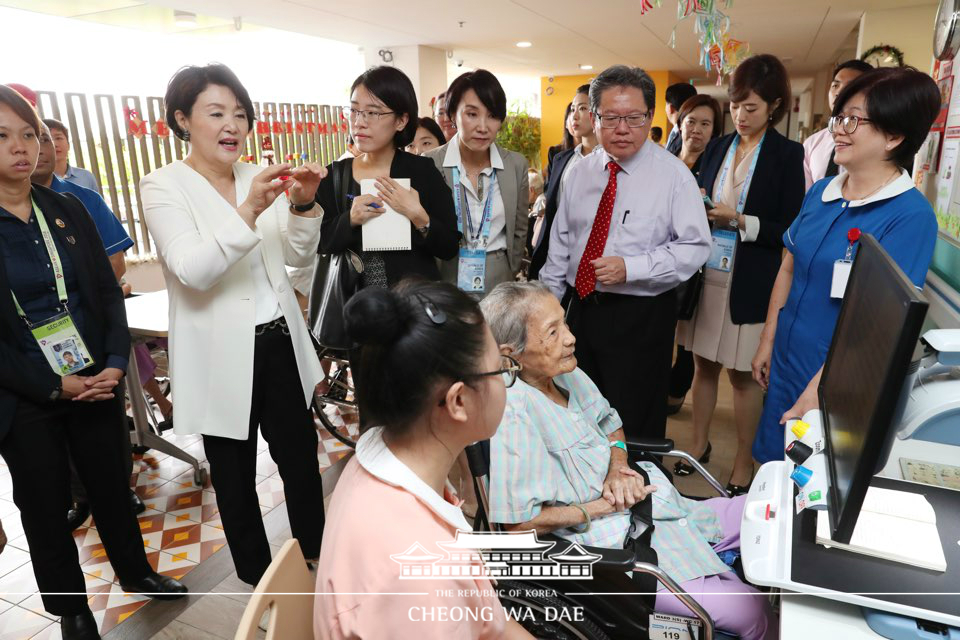 First Lady Kim Jung-sook visiting Kwong Wai Shiu Hospital and Nursing Home in Singapore 