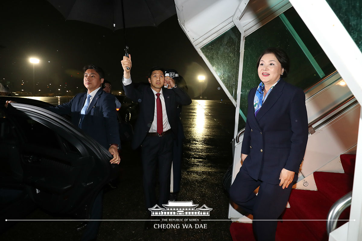 First Lady Kim Jung-sook arriving at Seoul Air Base 