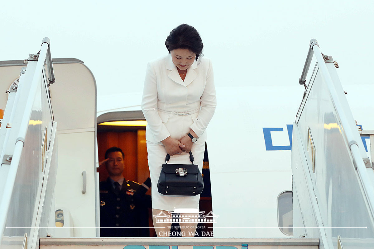 First Lady Kim Jung-sook departing from Indira Gandhi International Airport in New Delhi, India 