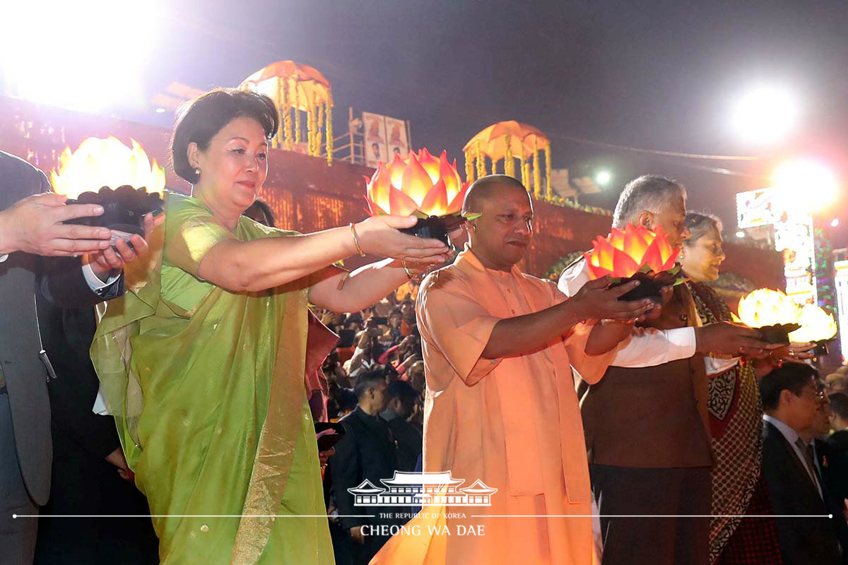 First Lady Kim Jung-sook making congratulatory remarks during the Diwali Festival opening ceremony and participating in a lamp-lighting ceremony in Ayodhya, India 