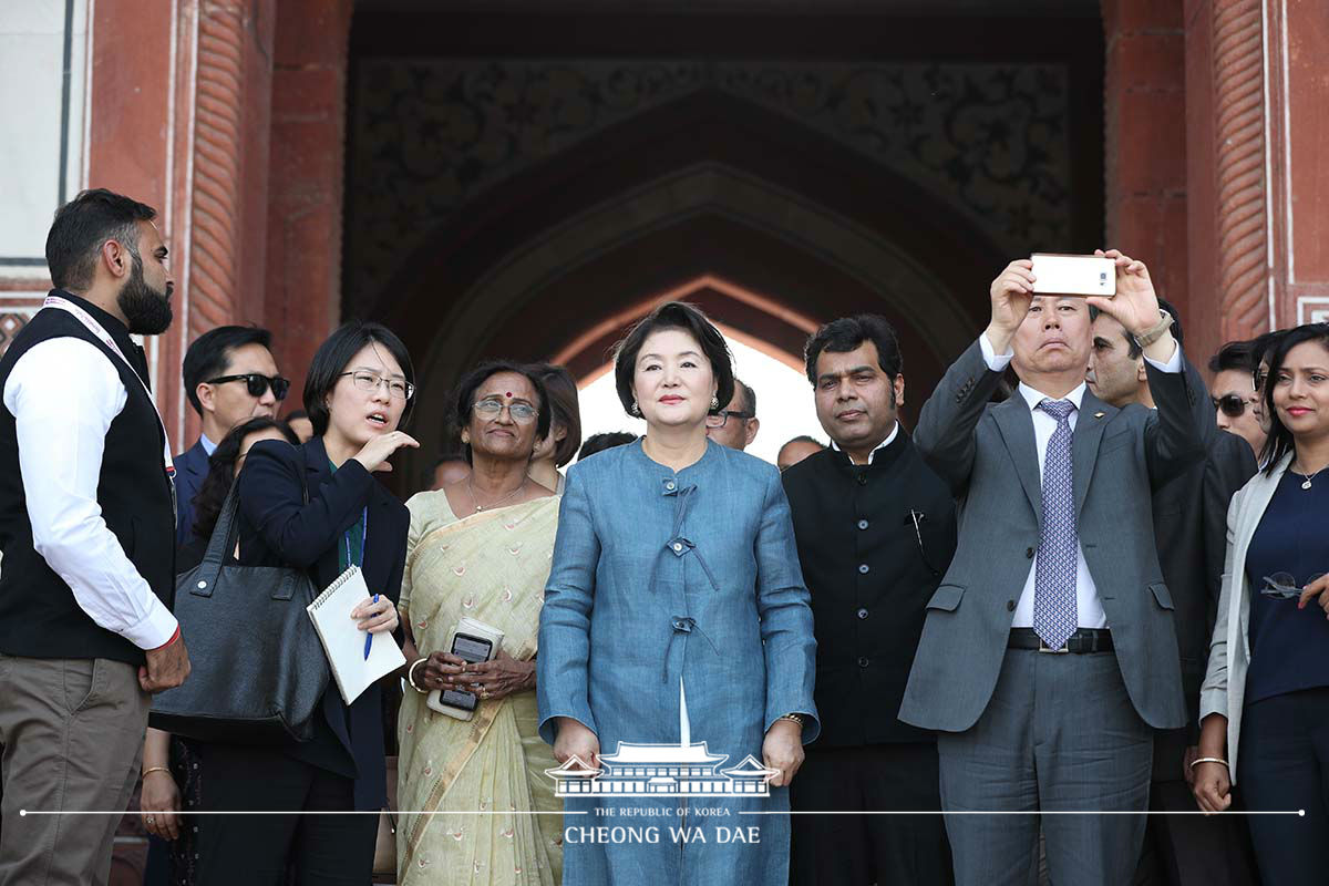 First Lady Kim Jung-sook visiting the Taj Mahal in Agra, 