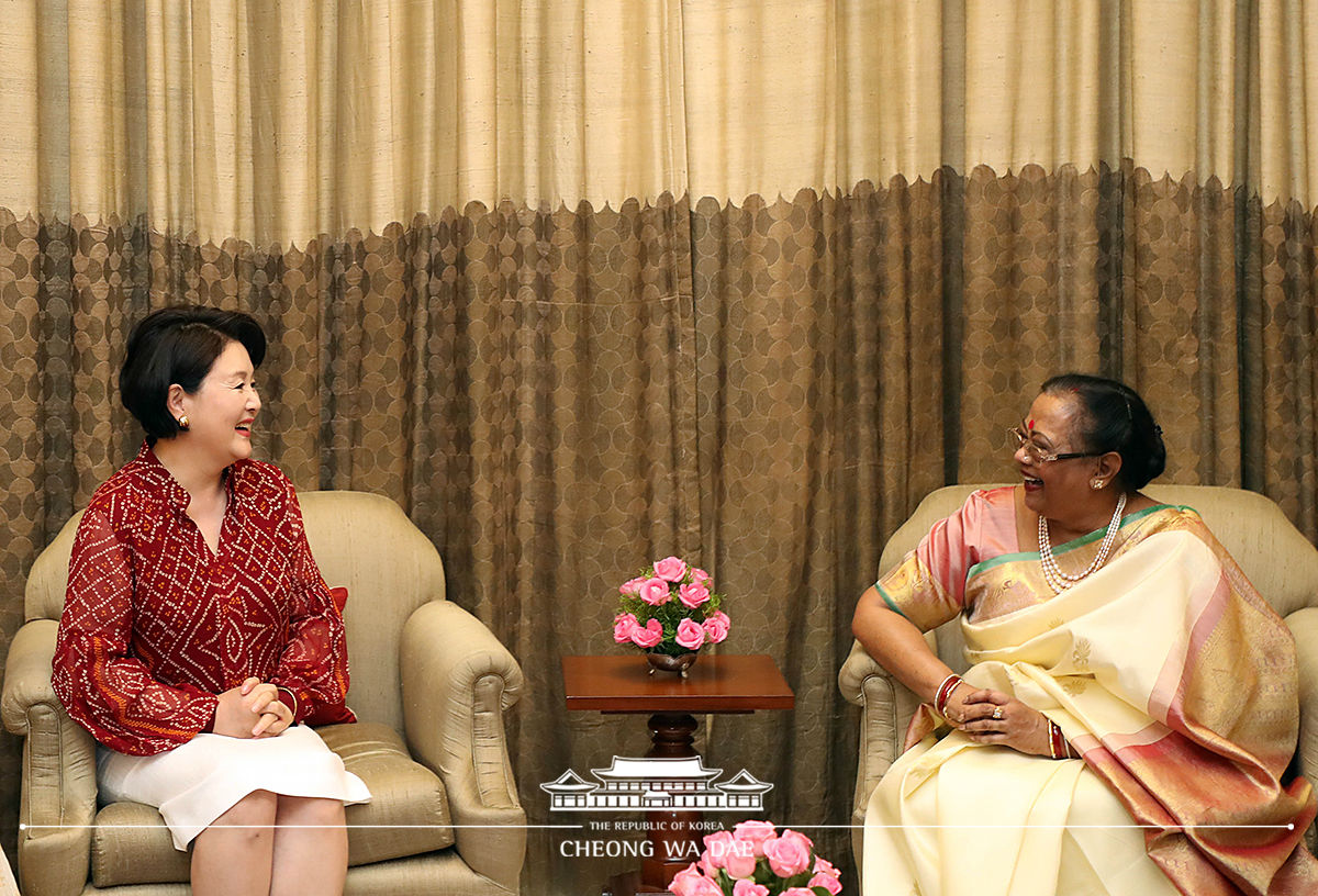 First Lady Kim Jung-sook attending a luncheon hosted by First Lady Savita Kovind of India 