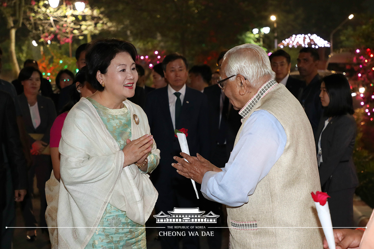 First Lady Kim Jung-sook attending a dinner hosted by Chief Minister of Uttar Pradesh Yogi Adityanath 