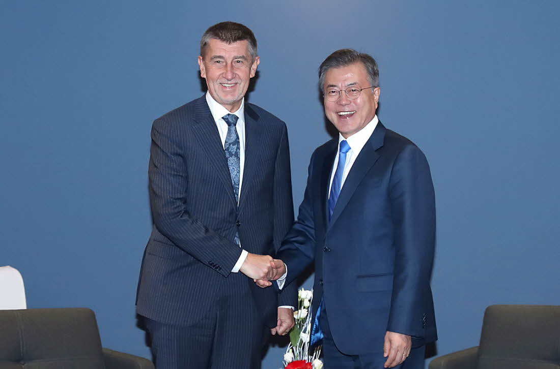 President Moon Jae-in (right) and Czech Prime Minister Andrej Babis shake hands before the start of their meeting in Prague on Nov. 28.