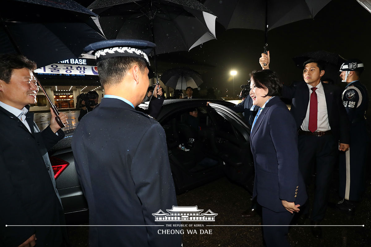 First Lady Kim Jung-sook arriving at Seoul Air Base 