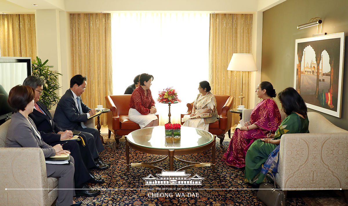 First Lady Kim Jung-sook meeting with Minister of External Affairs of India Sushma Swaraj 