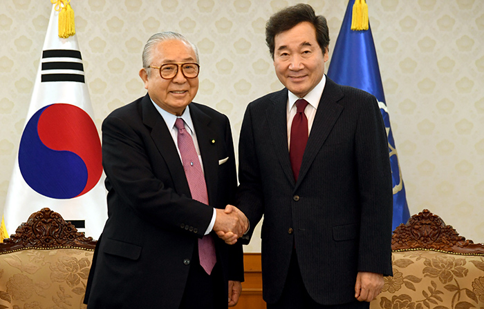 Prime Minister Lee Nak-yon (right) on Nov. 19 shakes hands with Hideo Watanabe, acting head of a Japanese parliamentary committee on cooperation with Korea, at the Central Government Complex in Seoul. (Prime Minister's Secretariat)