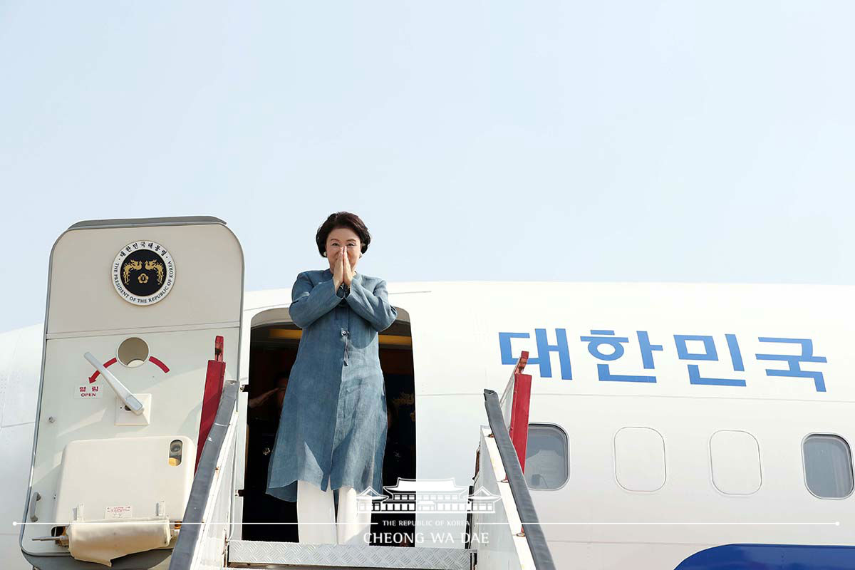 First Lady Kim Jung-sook departing from Chaudhary Charan Singh International Airport in Lucknow 