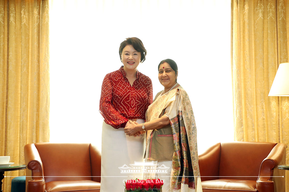 First Lady Kim Jung-sook meeting with Minister of External Affairs of India Sushma Swaraj 