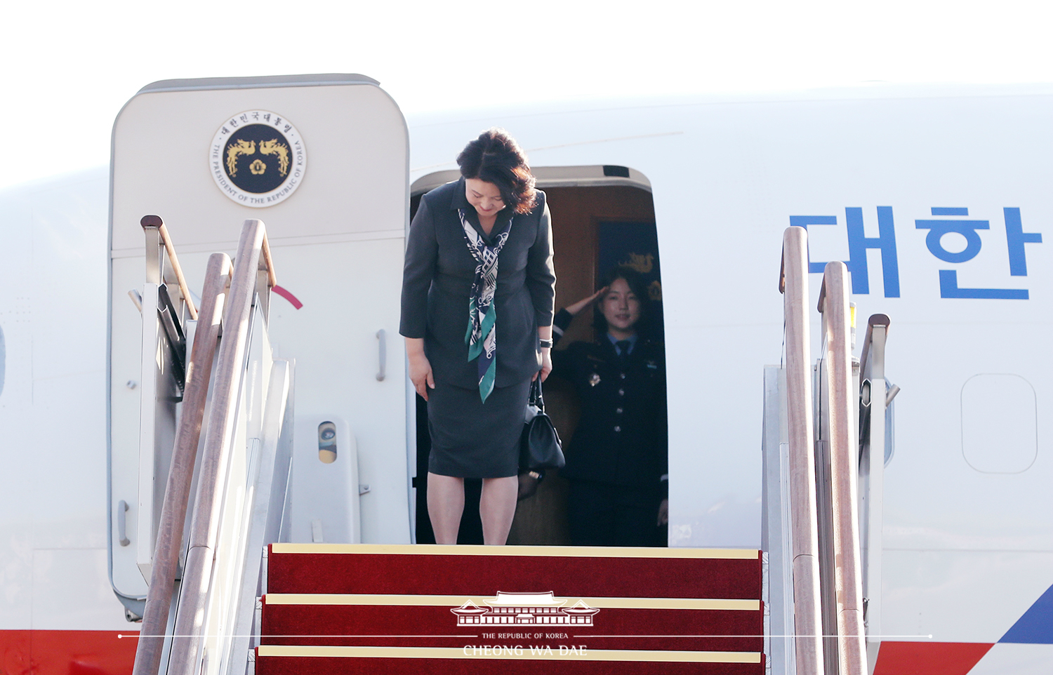 First Lady Kim Jung-sook boarding a plane to visit India 