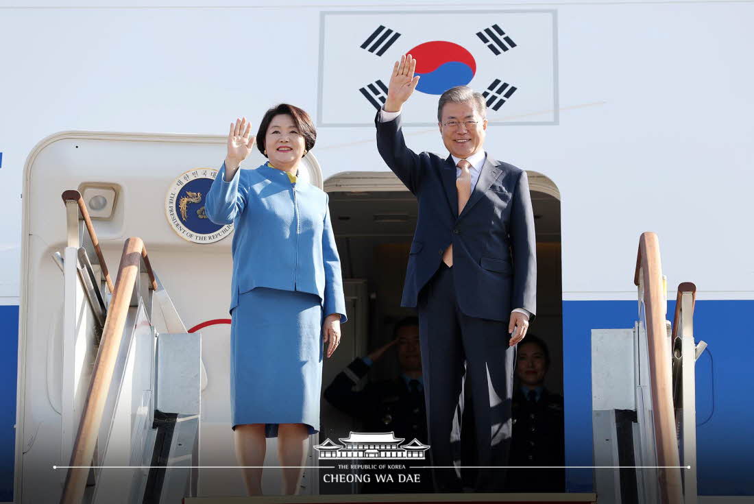 President Moon Jae-in and first lady Kim Jung-sook wave to the delegation seeing him off before departing for Singapore on Nov. 13 at the Seoul Airbase in Seongnam-si City, Gyeonggi-do Province. (Cheong Wa Dae Facebook)