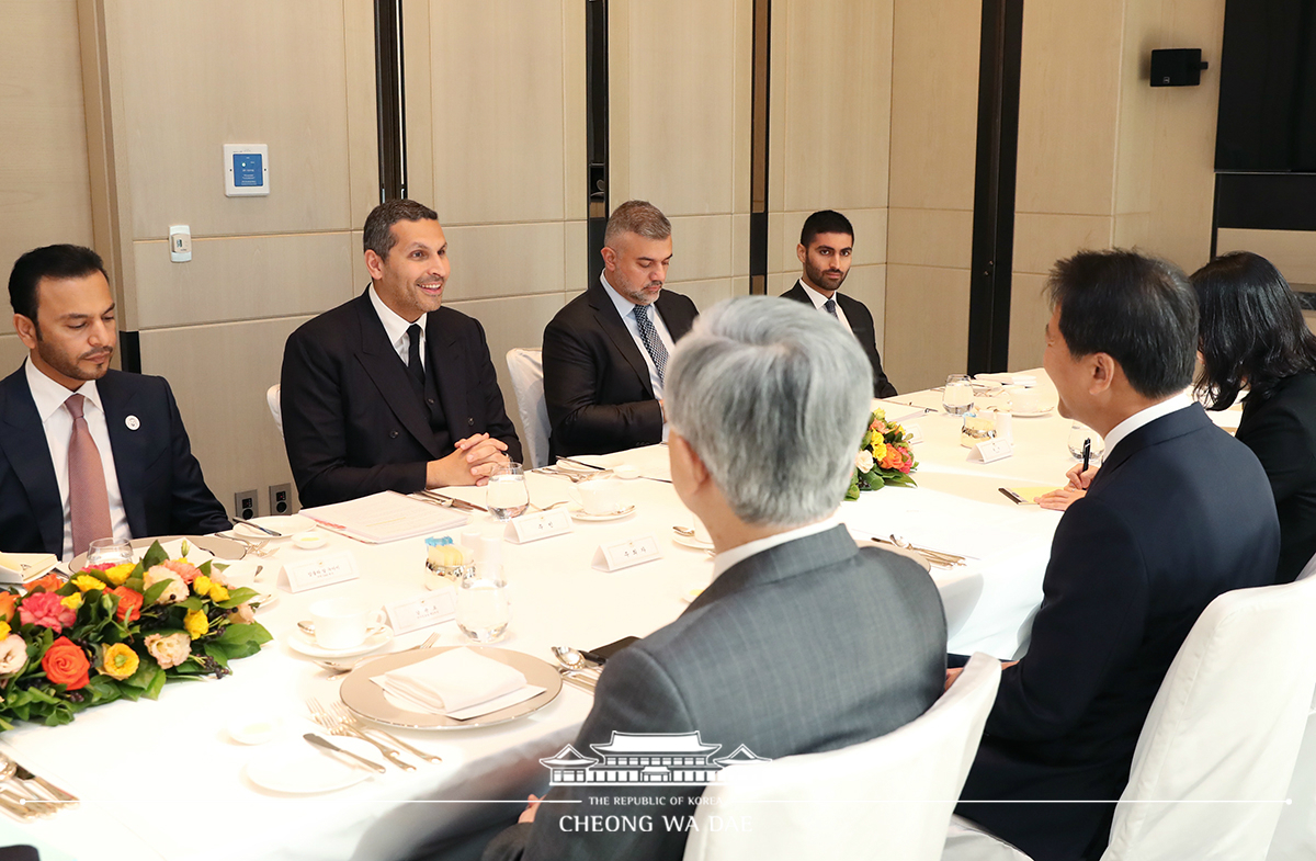 Chief of Staff to the President Im Jong-seok meeting with Khaldoon Khalifa Al Mubarak, Chairman of the Executive Affairs Authority of Abu Dhabi, at Cheong Wa Dae 