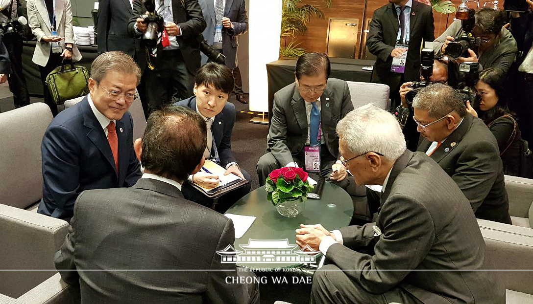 Candid photographs from the ASEAN-related summits and APEC Economic Leaders’ Meeting 