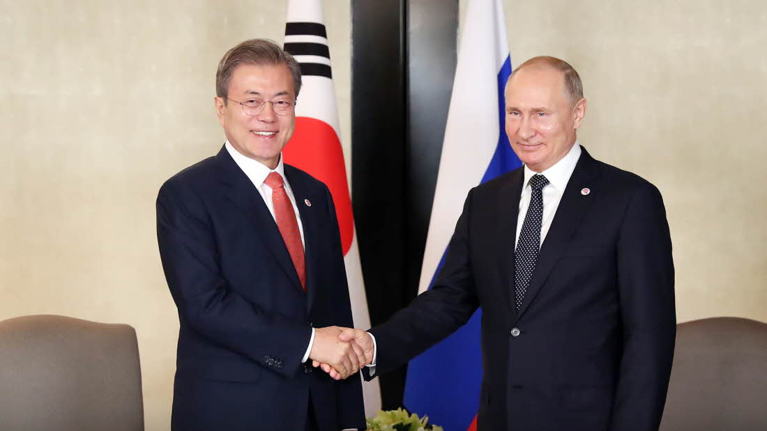 President Moon Jae-in (left) and Russian President Vladimir Putin pose for photos at Shangri-La Hotel in Singapore on Nov. 14. (Cheong Wa Dae Facebook)