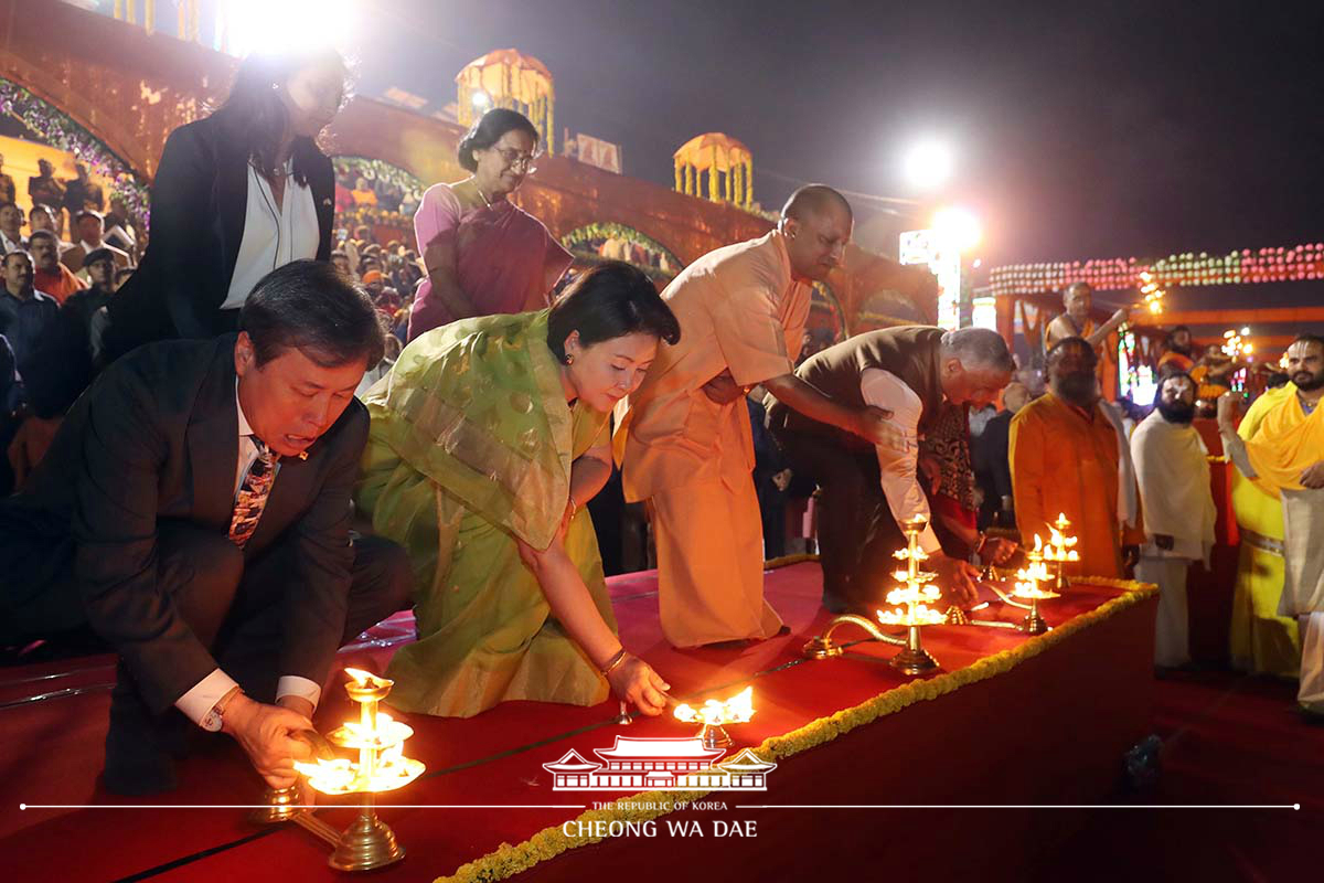 First Lady Kim Jung-sook making congratulatory remarks during the Diwali Festival opening ceremony and participating in a lamp-lighting ceremony in Ayodhya, India 