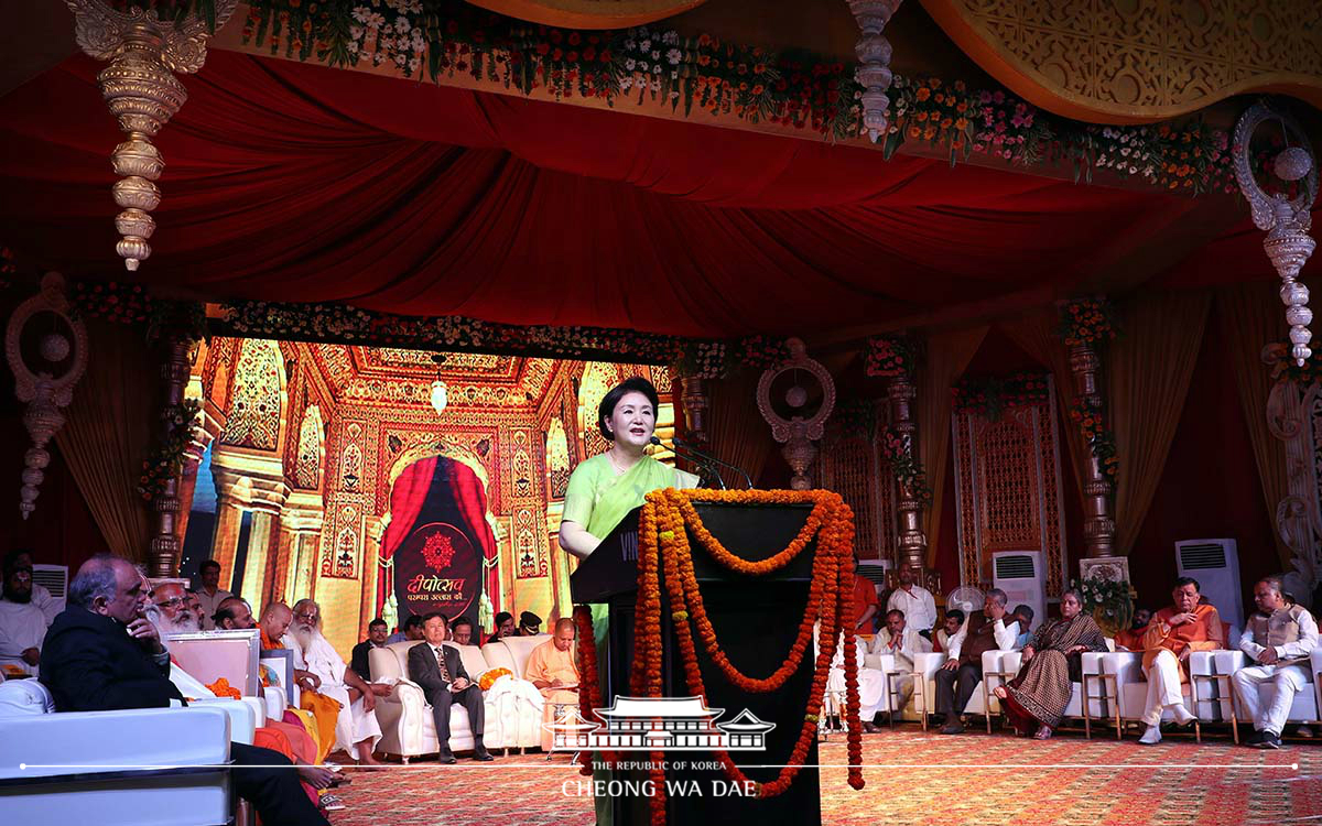 First Lady Kim Jung-sook making congratulatory remarks during the Diwali Festival opening ceremony and participating in a lamp-lighting ceremony in Ayodhya, India 