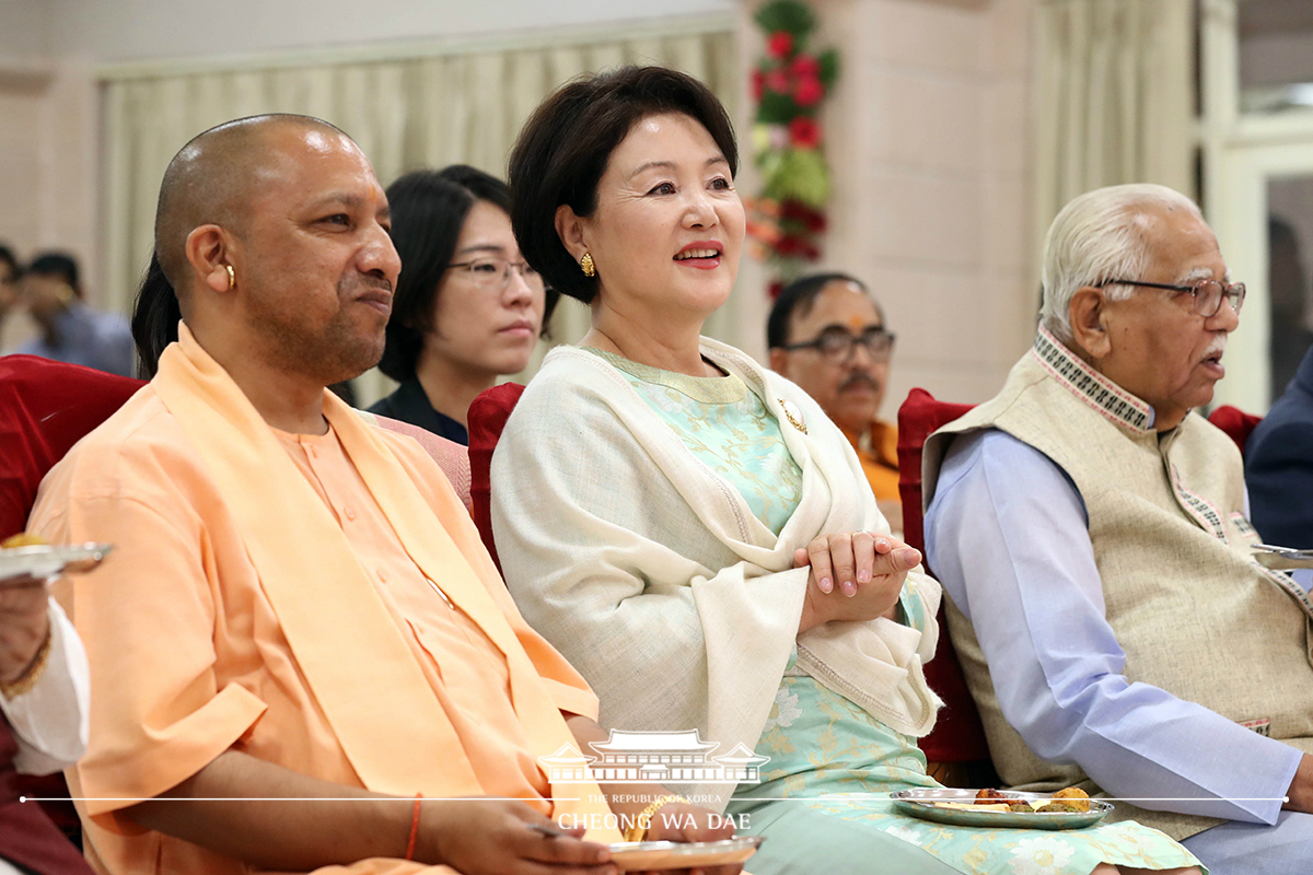 First Lady Kim Jung-sook attending a dinner hosted by Chief Minister of Uttar Pradesh Yogi Adityanath 