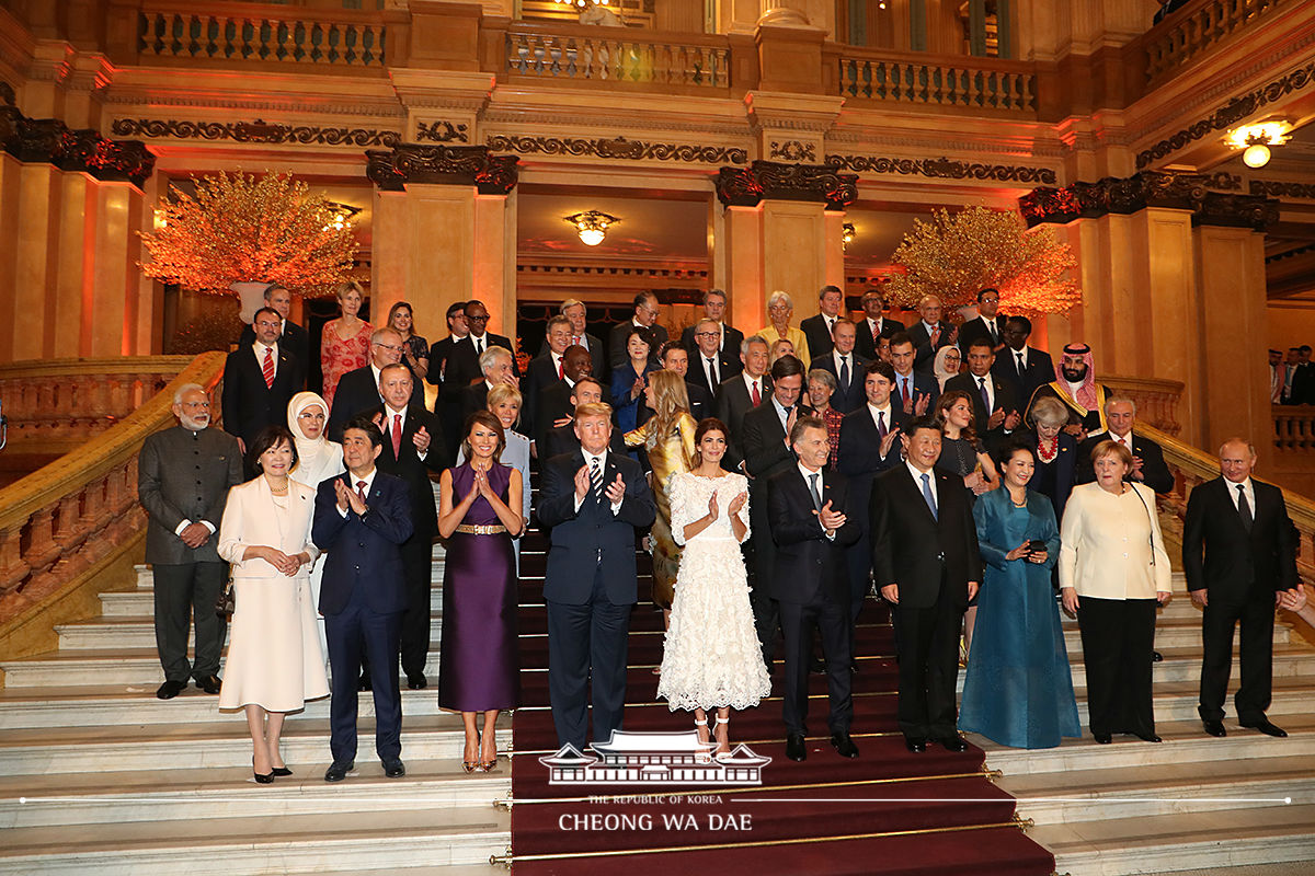 Posing for a commemorative photo before the G20 Summit's cultural performance and dinner 