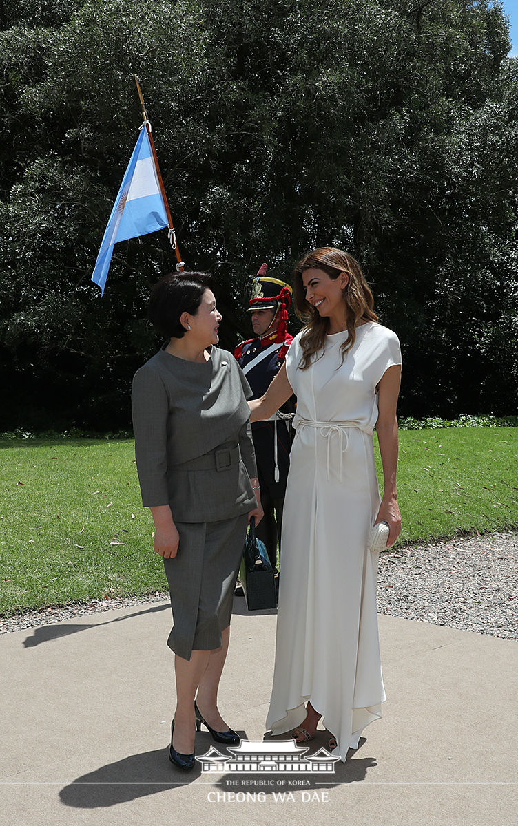 First Lady Kim Jung-sook attending an event for spouses of leaders in Argentina for the G20 Summit held in Villa Ocampo in Buenos Aires 