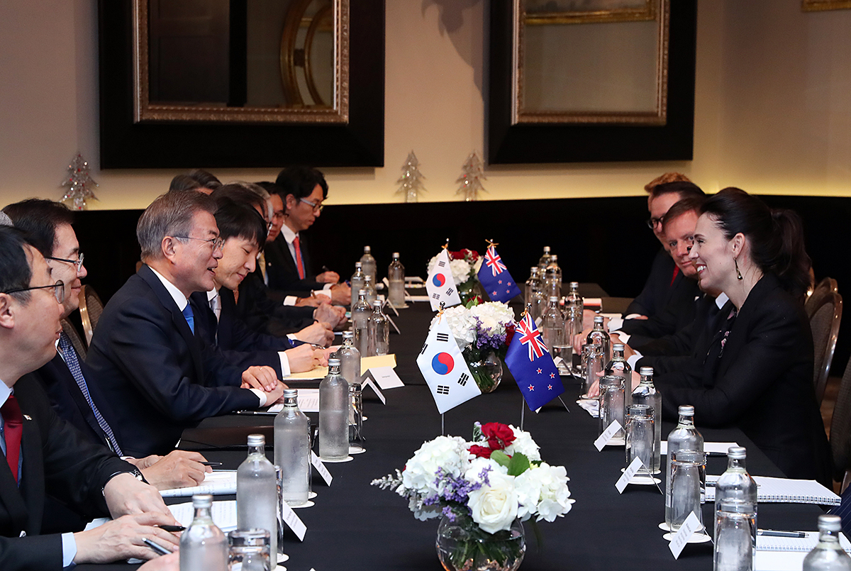 President Moon Jae-in and New Zealand Prime Minister Jacinda Arden on Dec. 4 hold their summit at Cordis Hotel in Auckland.